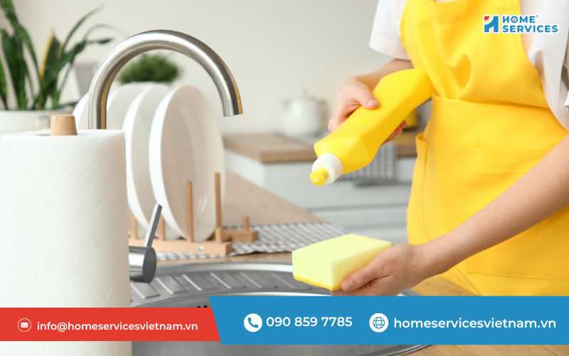 Làm bóng inox bằng nước ấm và xà phòng 