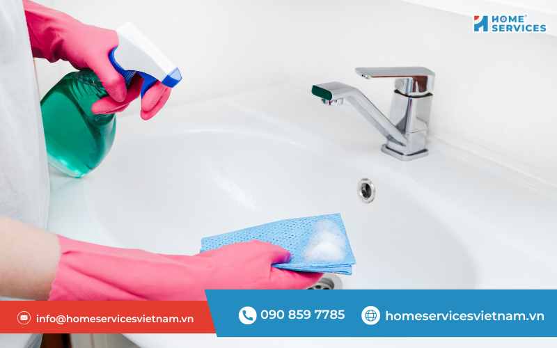 Vệ sinh lavabo bằng dung dịch chuyên dụng