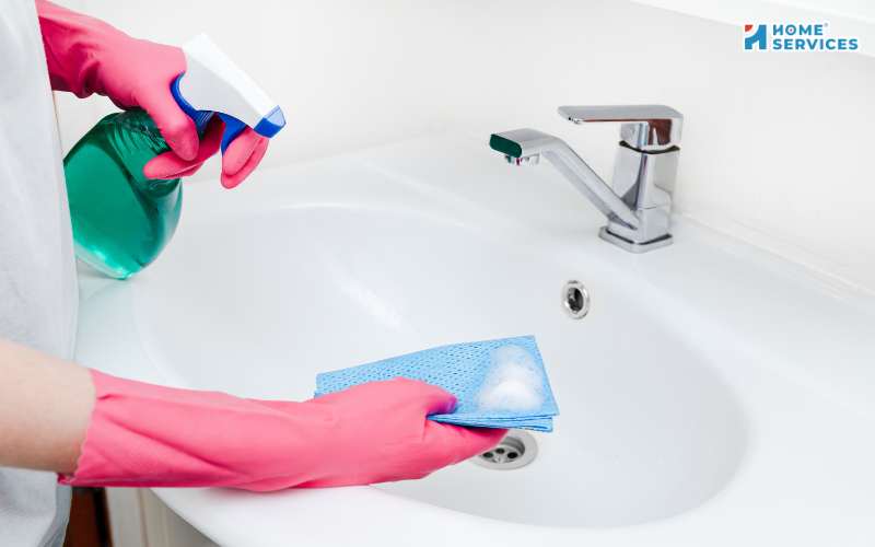 Cách vệ sinh lavabo bằng dung dịch tẩy rửa chuyên dụng 
