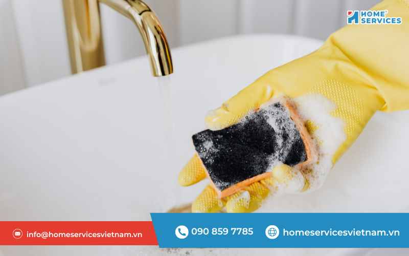 Vệ sinh lavabo bằng nước ấm và xà phòng