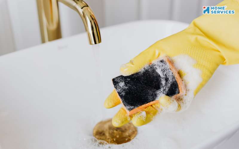 Cách vệ sinh lavabo bằng nước ấm và xà phòng