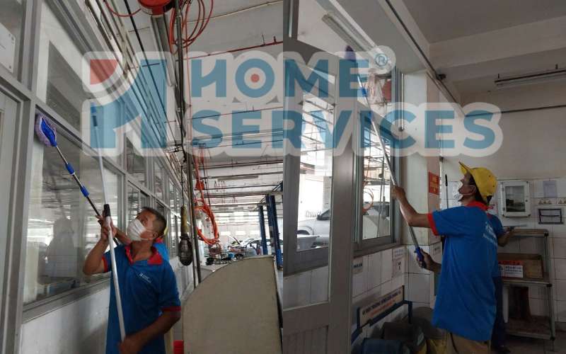 Đội ngũ Home Services Việt Nam đang lau cửa