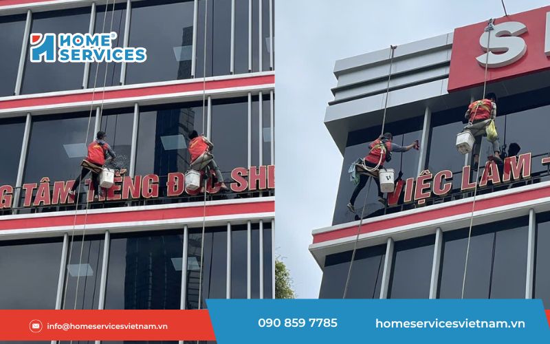 Đội ngũ Home Services Việt Nam đang lau kính tòa nhà