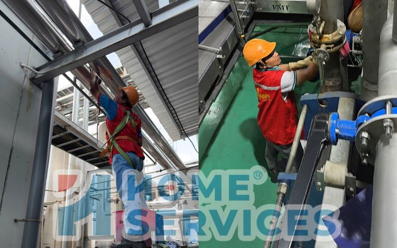 Đội ngũ Home Services Việt Nam đang vệ sinh đường ống công nghiệp