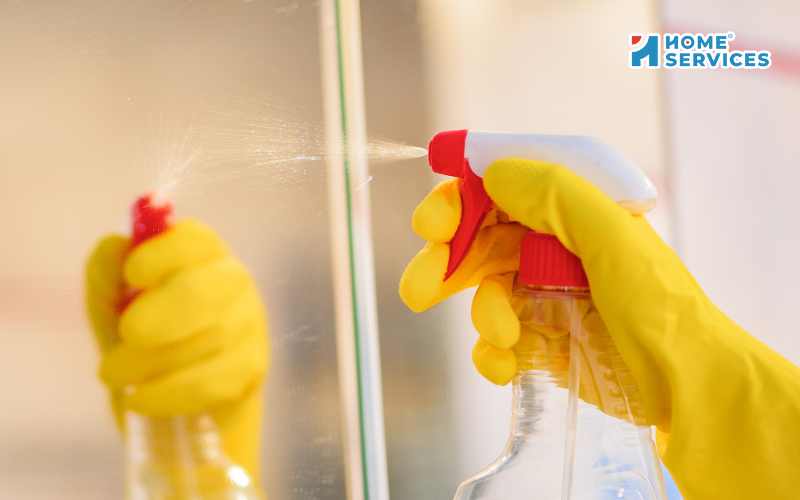 Làm sạch keo dán trên kính bằng chất tẩy rửa chuyên dụng