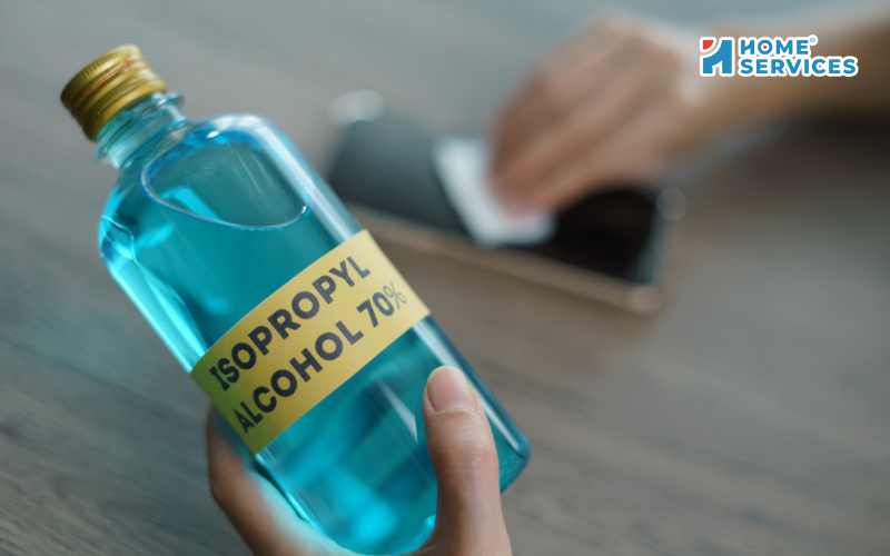 Làm sạch keo dán trên kính bằng cồn