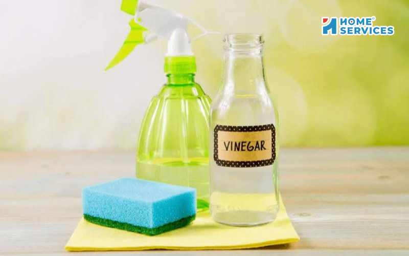 Làm sạch keo dán trên kính bằng giấm