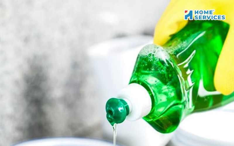 Làm sạch keo dán trên kính bằng nước ấm và nước rửa chén