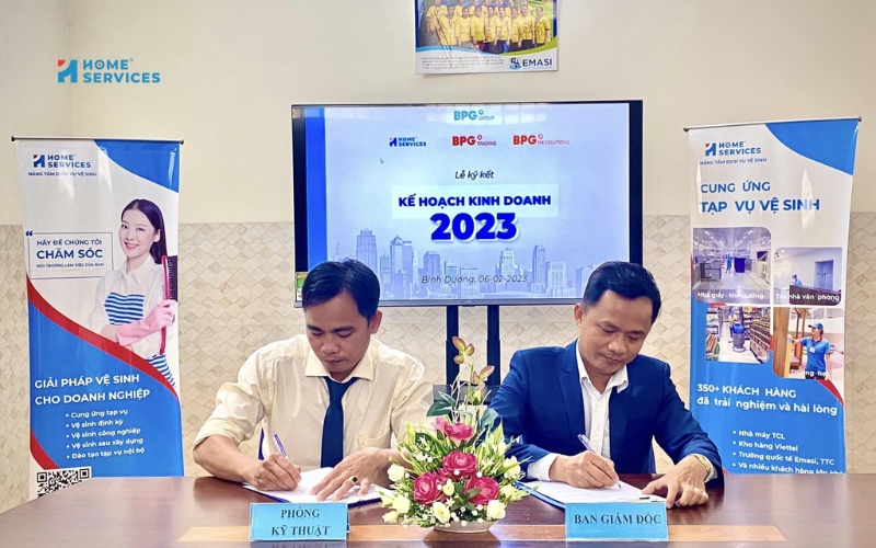 Ông Thủy Thanh Bình – Đại diện Ban giám đốc Công ty ký kết thực hiện kế hoạch 2023 với Phòng Kỹ thuật.