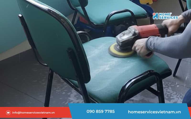 Xử lý vết bẩn trên bề mặt ghế 
