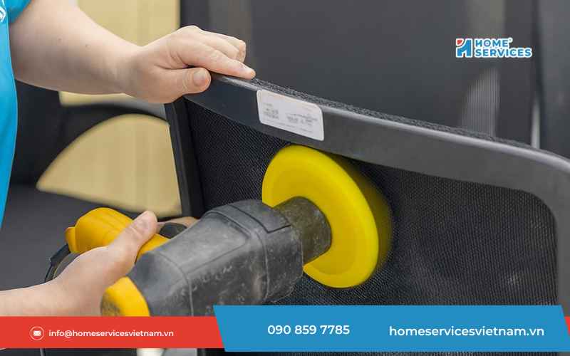 Sử dụng máy chà cầm tay khi giặt ghế