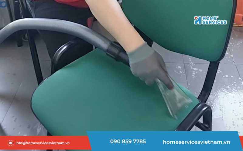 Hút nước trên bề mặt ghế 