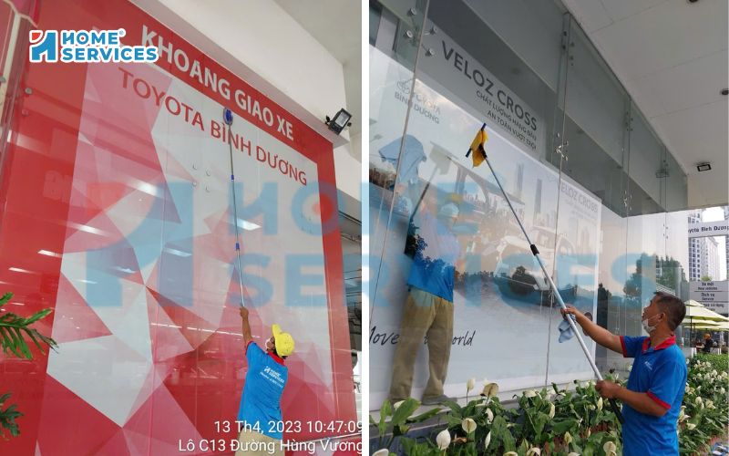 Nhân viên đang vệ sinh khoang giao xe của Toyota