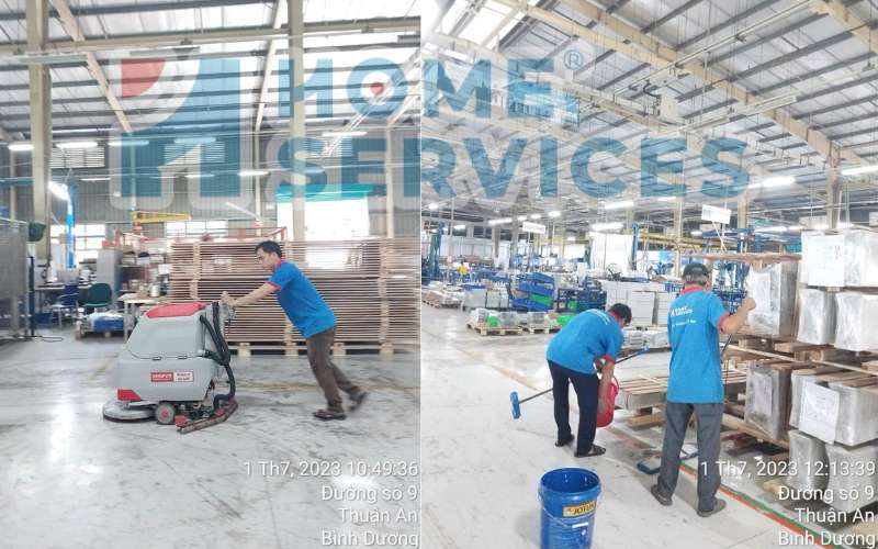Đội ngũ Home Services Việt Nam đang vệ sinh sàn nhà xưởng gỗ