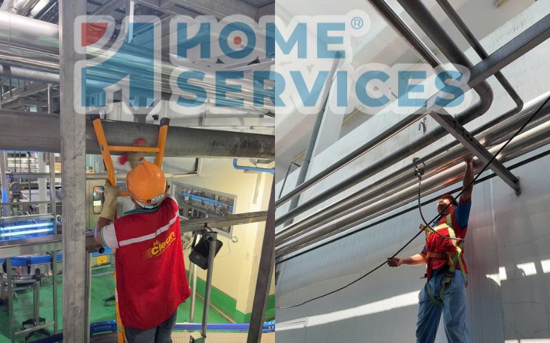 Nhân viên Home Services Việt Nam đang vệ sinh đường ống công nghiệp