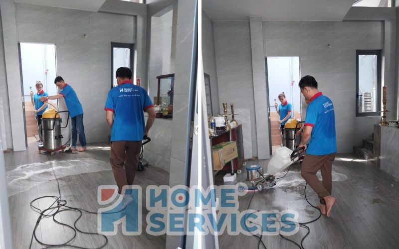 Nhân viên Home Services Việt Nam đang vệ sinh sàn gỗ