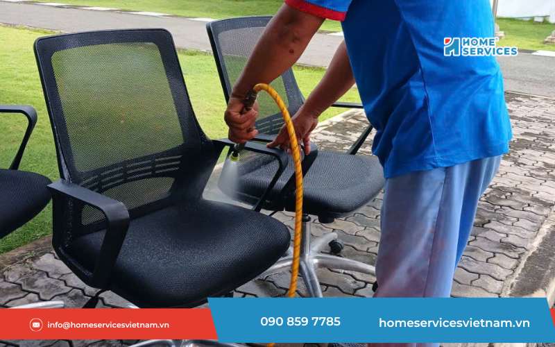 Phun dung dịch giặt ghế văn phòng 