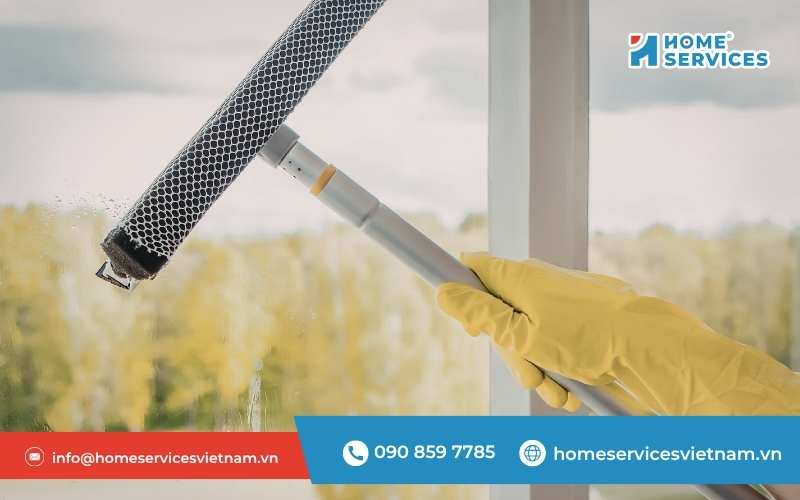 Thực hiện lau kính tòa nhà, văn phòng