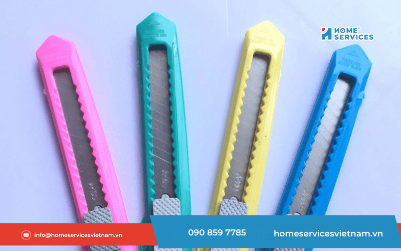 Dùng dao rọc giấy tẩy vết băng dính trên mặt kính