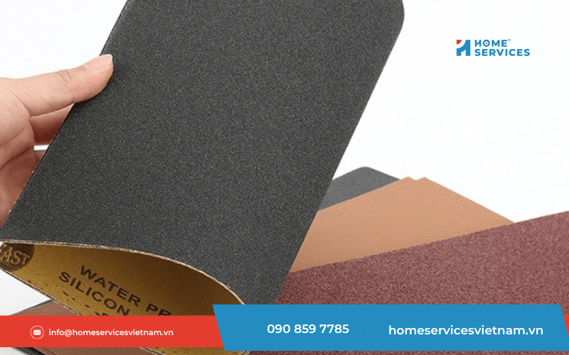 dùng giấy nhám để tẩy vết băng dính trên mặt gỗ