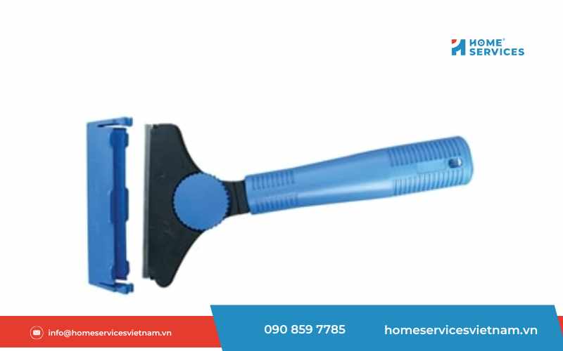 Tẩy xi măng trên nền gạch bằng dao cạo chuyên dụng