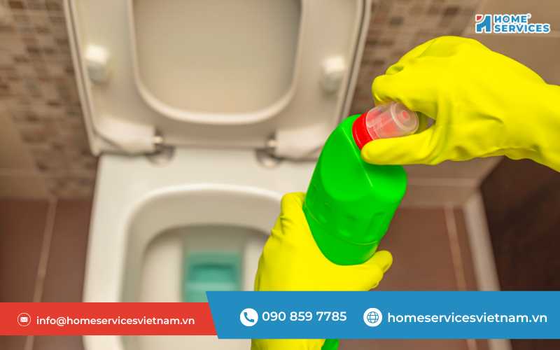 Vệ sinh bồn cầu bằng chất tẩy rửa chuyên dụng 