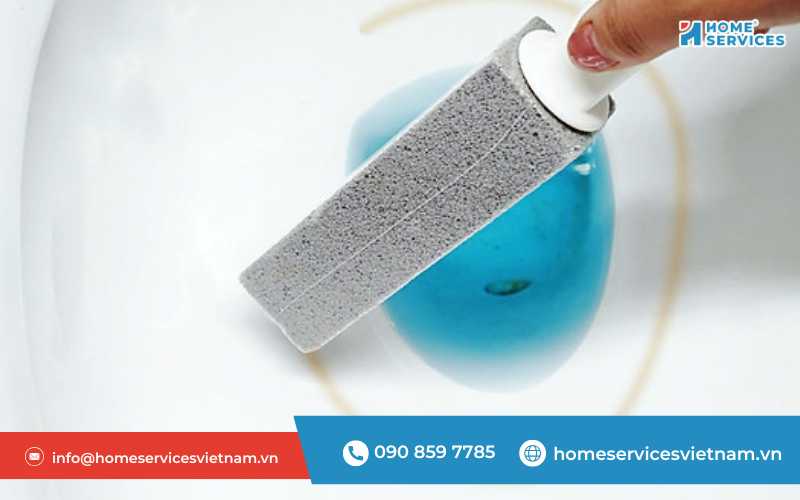 Vệ sinh bồn cầu bằng đá bọt