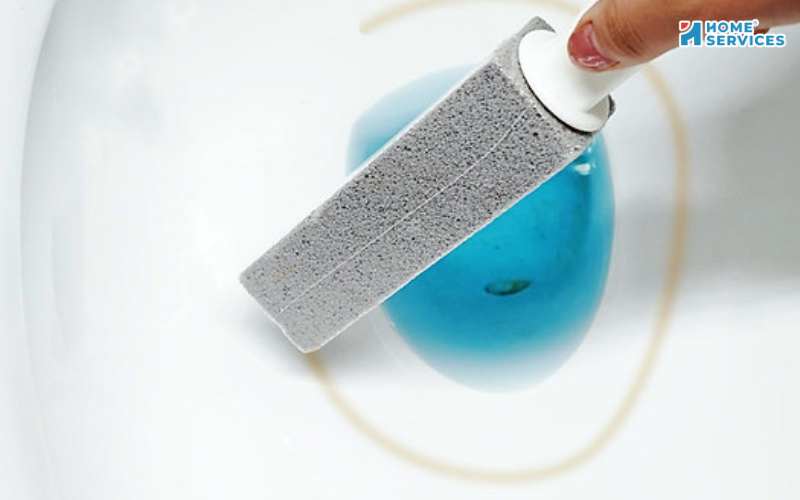 Vệ sinh bồn cầu bằng đá bọt 