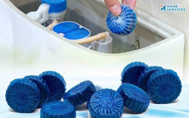 Vệ sinh bồn cầu bằng viên tẩy 