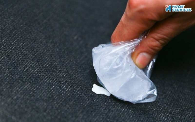 Xử lý kẹo cao su dính trên thảm